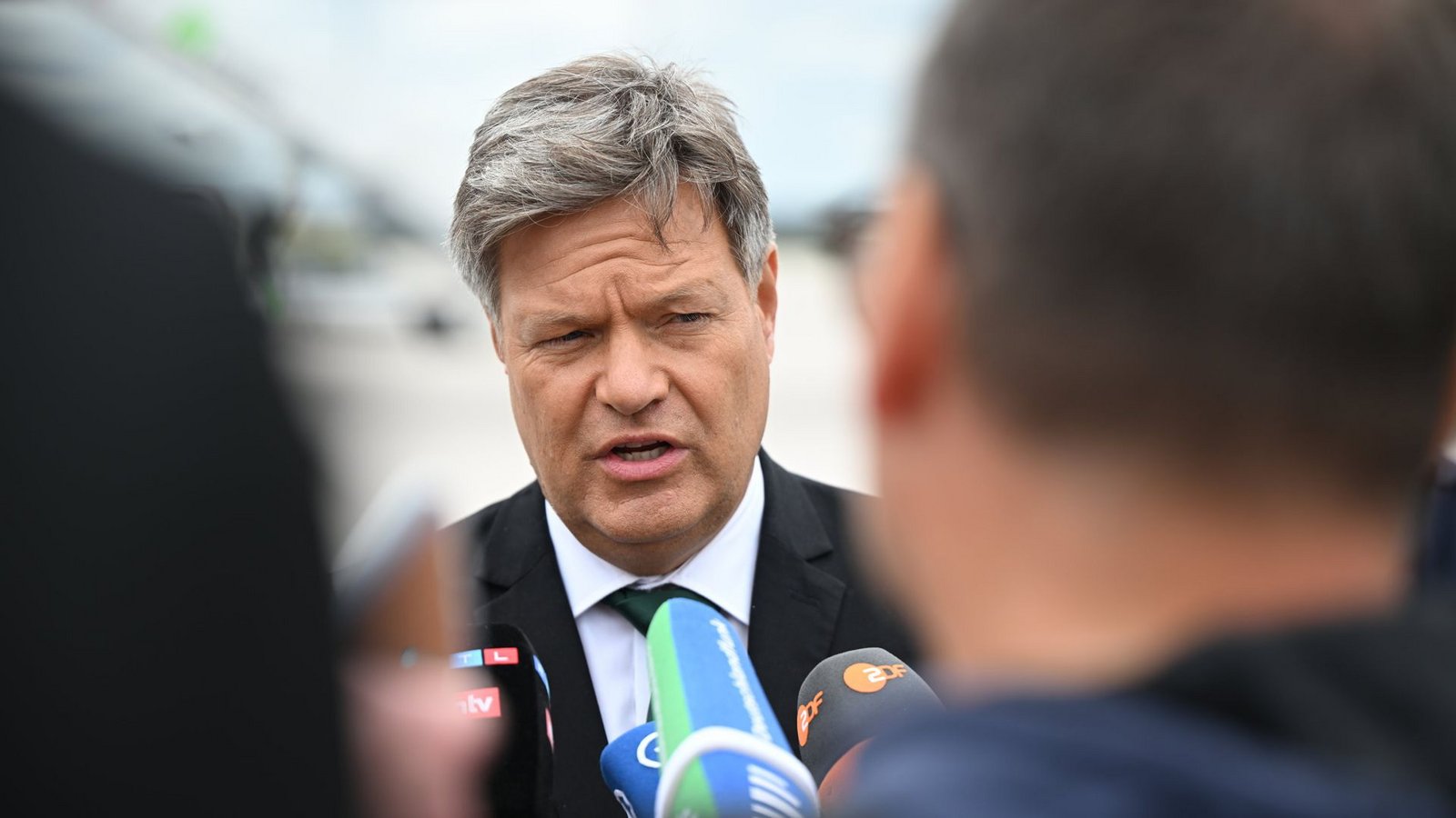 Bundeswirtschaftsminister Robert Habeck bei einem Statement vor seiner Reise nach China.Foto: dpa/Sebastian Christoph Gollnow