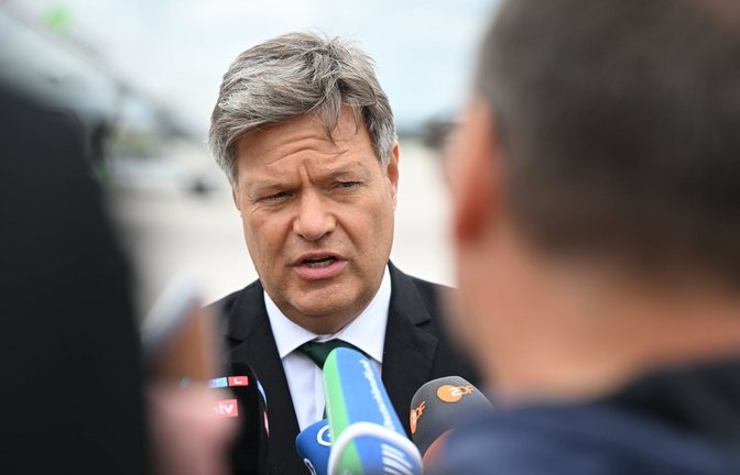 Bundeswirtschaftsminister Robert Habeck bei einem Statement vor seiner Reise nach China.<span class='image-autor'>Foto: dpa/Sebastian Christoph Gollnow</span>