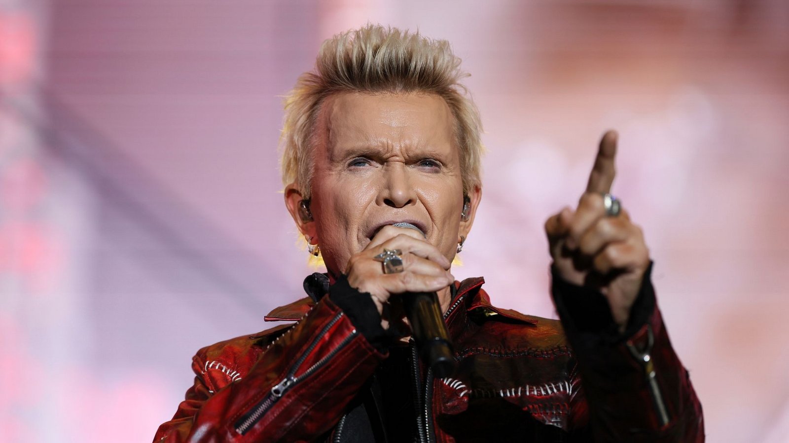 Der britische Sänger Billy Idol startete in den USA richtig durch.Foto: Ginnette Riquelme/AP/dpa