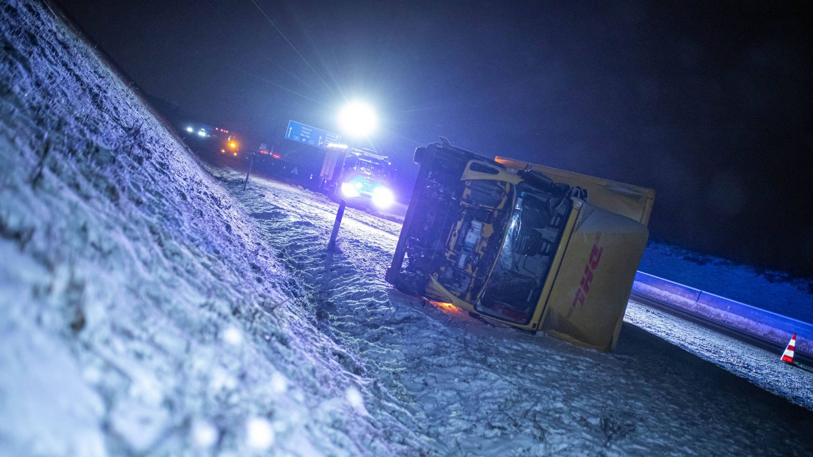Ein umgekippter DHL-Lastwagen auf der Autobahn.Foto: 7aktuell.de/Simon Adomat Ein umgekippter DHL-Lastwagen auf der Autobahn.Foto: 7aktuell.de/Simon Adomat
