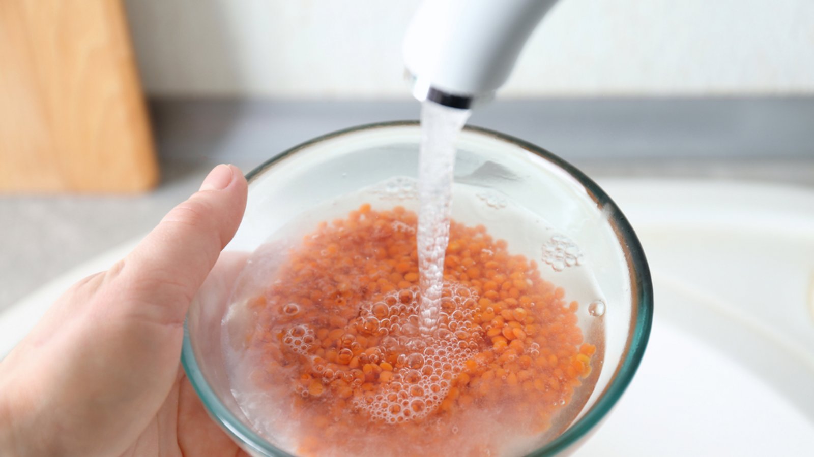 Spülen Sie die Linsen mit kaltem Wasser ab.Foto: Africa Studio / shutterstock.com Spülen Sie die Linsen mit kaltem Wasser ab.Foto: Africa Studio / shutterstock.com