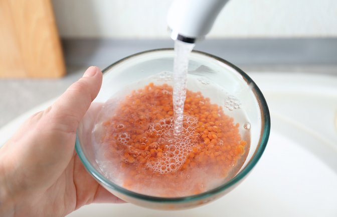 Spülen Sie die Linsen mit kaltem Wasser ab.<span class='image-autor'>Foto: Africa Studio / shutterstock.com</span>
