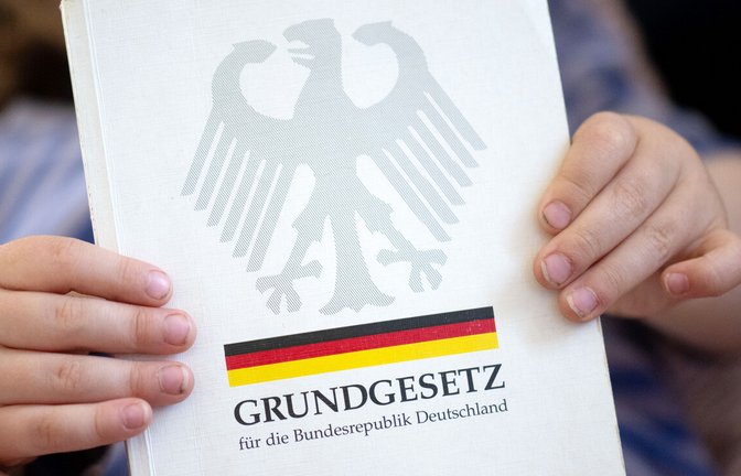 Das Grundgesetz ist die Grundlage der deutschen Demokratie.<span class='image-autor'>Foto: dpa/Hendrik Schmidt</span>