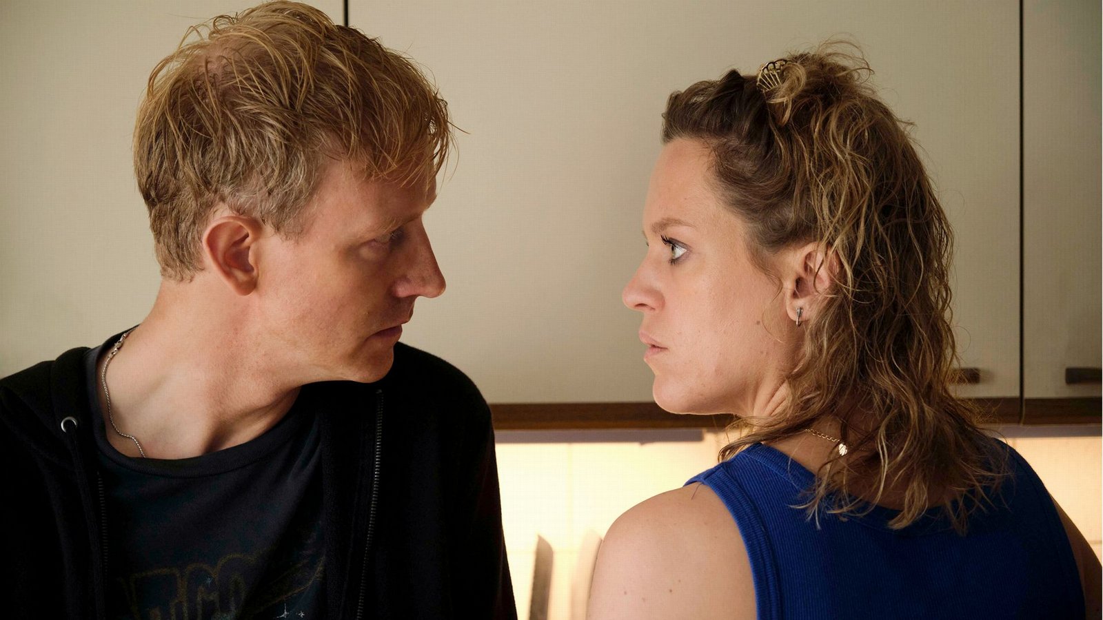 Pony Hübners Schwester Pat Wagner (Anne Haug) findet, dass ihr Freund Echse (David Zimmerschied) sich aus der Geschichte raushalten soll.Foto: SWR/Benoît Linder