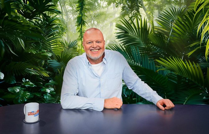Stefan Raab mischt in diesem Jahr im „Dschungelcamp“ mit.<span class='image-autor'>Foto: RTL / Raab Entertainment / Willi Weber / Hintergrund KI-generiert</span>