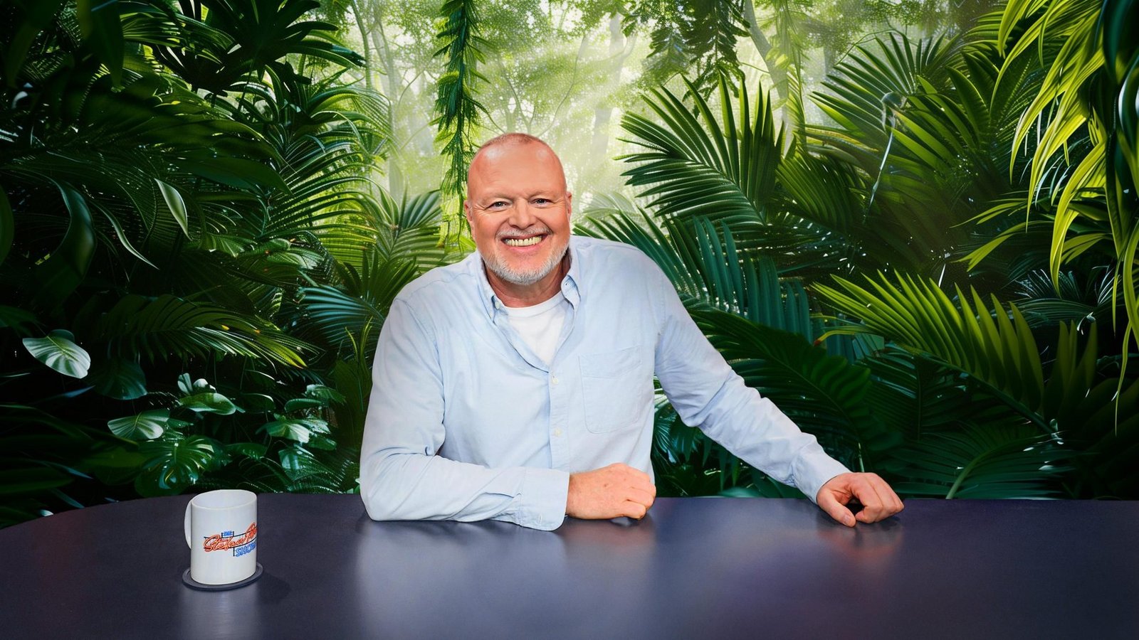 Stefan Raab mischt in diesem Jahr im „Dschungelcamp“ mit.Foto: RTL / Raab Entertainment / Willi Weber / Hintergrund KI-generiert