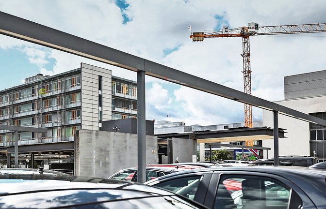 Die Parkplätze am Robert-Bosch-Krankenhaus reichen nicht aus. Für Entlastung könnte eine Seilbahn sorgen.<span class='image-autor'>Foto: Lichtgut/Christoph Schmidt</span>