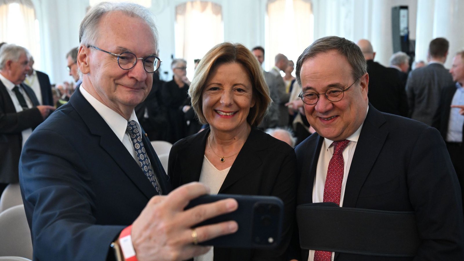 Politische Prominzen aus ganz Deutschland war zu Gast: Reiner Haseloff (CDU), Malu Dreyer (SPD) und Armin Laschet (CDU; von links).Foto: Marijan Murat/dpa Politische Prominzen aus ganz Deutschland war zu Gast: Reiner Haseloff (CDU), Malu Dreyer (SPD) und Armin Laschet (CDU; von links).Foto: Marijan Murat/dpa