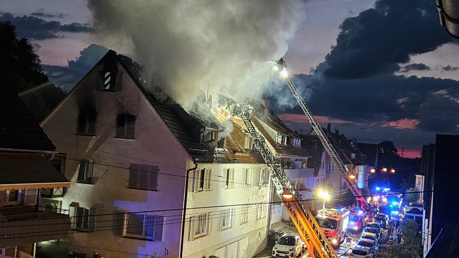 Nach eineinhalb Stunden hatte die Feuerwehr den Brand gelöscht.Nach eineinhalb Stunden hatte die Feuerwehr den Brand gelöscht.Foto: dpa