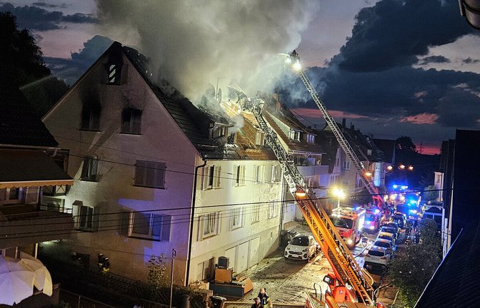 Nach eineinhalb Stunden hatte die Feuerwehr den Brand gelöscht.Nach eineinhalb Stunden hatte die Feuerwehr den Brand gelöscht.<span class='image-autor'>Foto: dpa</span>