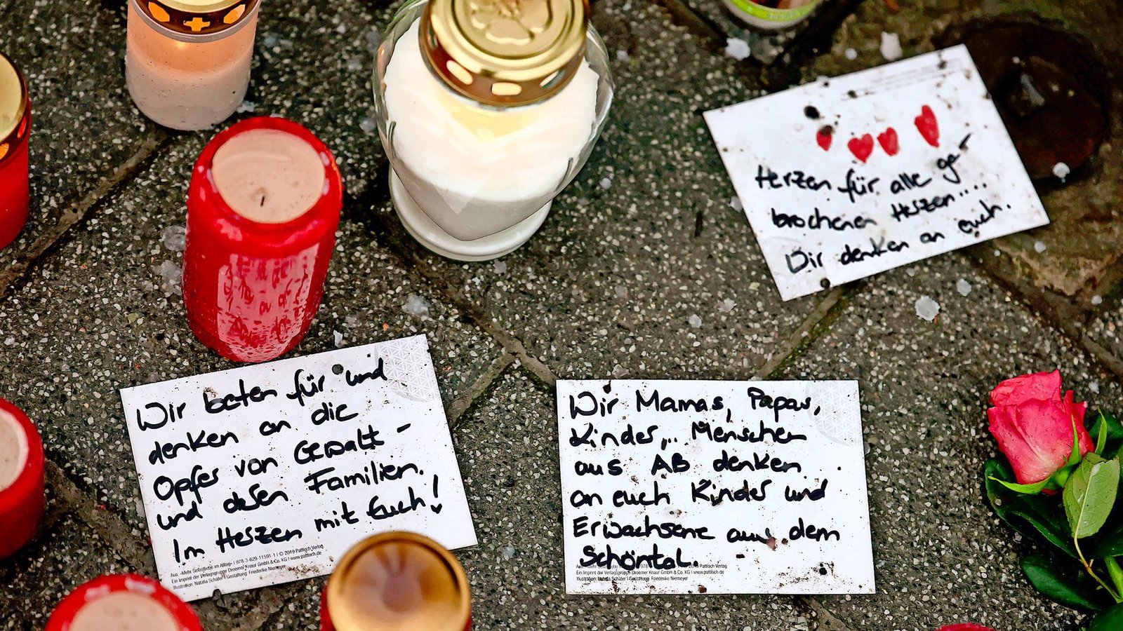 Handgeschriebene Trauerbekundungen liegen neben Trauerkerzen nach dem tödlichen Angriff in Aschaffenburg nahe dem Tatort auf dem Boden.Foto: dpa/Daniel Löb Handgeschriebene Trauerbekundungen liegen neben Trauerkerzen nach dem tödlichen Angriff in Aschaffenburg nahe dem Tatort auf dem Boden.Foto: dpa/Daniel Löb