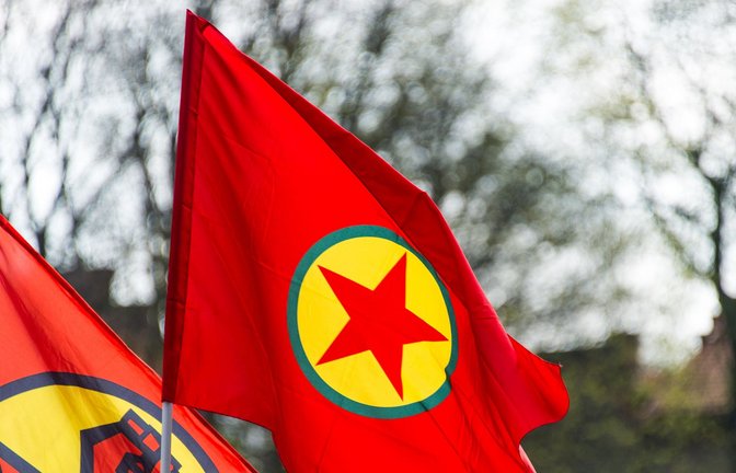 Die Flagge der PKK<span class='image-autor'>Foto: dpa/Lukas Schulze</span>