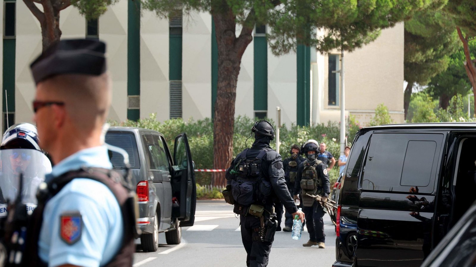 Nach der Explosion vor einer Synagoge im südfranzösischen La Grande-Motte hat die Anti-Terror-Staatsanwaltschaft die Ermittlungen übernommen.Foto: dpa/Pascal Guyot Nach der Explosion vor einer Synagoge im südfranzösischen La Grande-Motte hat die Anti-Terror-Staatsanwaltschaft die Ermittlungen übernommen.Foto: dpa/Pascal Guyot