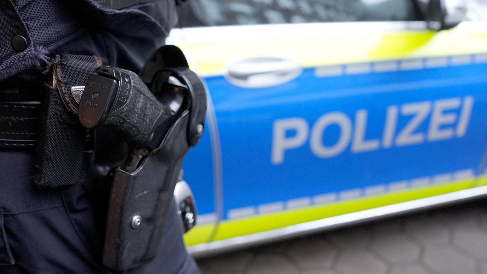 Die Polizei sucht nach Zeugen, welche die Verdächtigen bei der Tat beobachtet haben. (Symbolbild)Foto: dpa/Marcus Brandt Die Polizei sucht nach Zeugen, welche die Verdächtigen bei der Tat beobachtet haben. (Symbolbild)Foto: dpa/Marcus Brandt