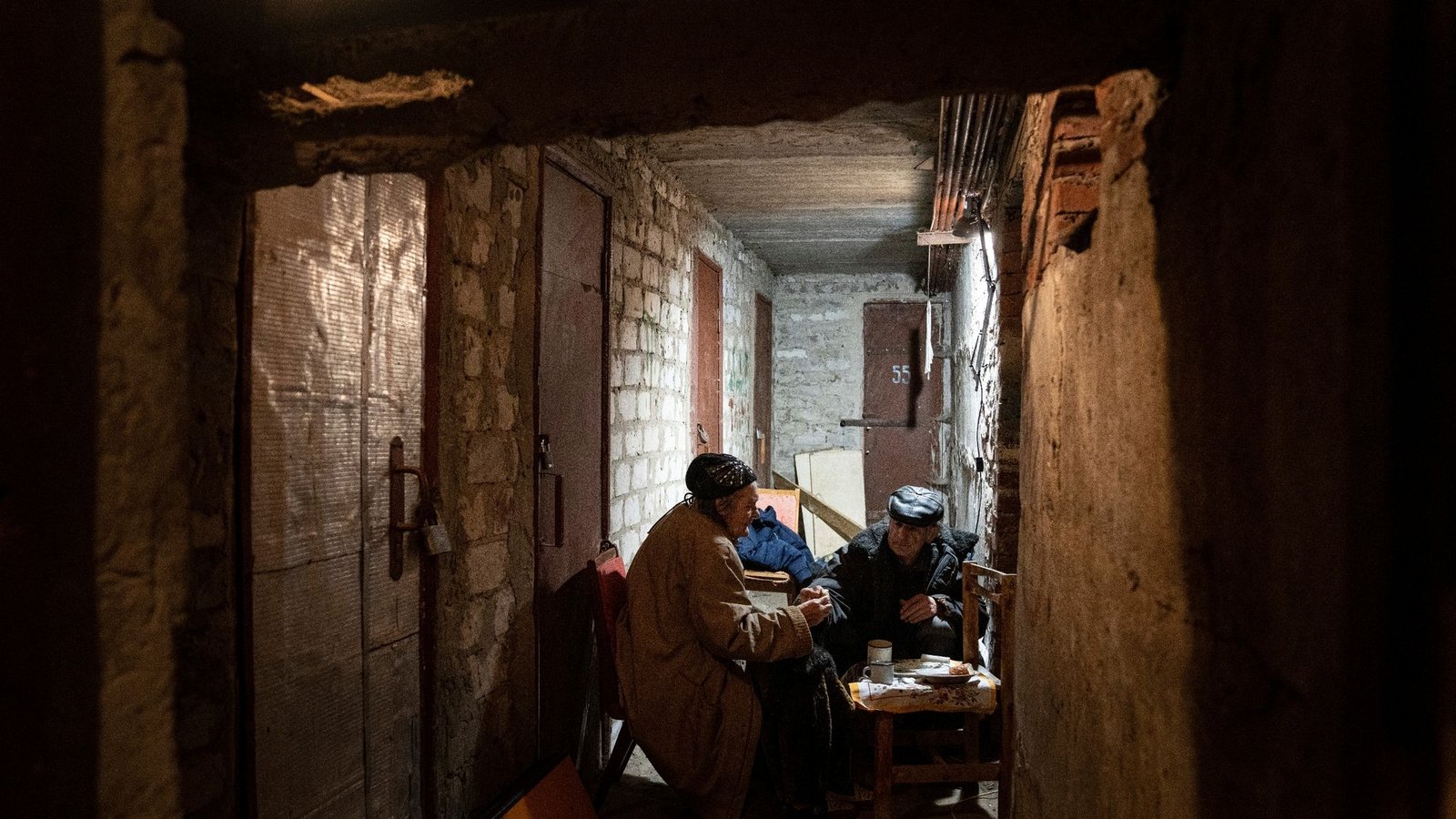 Im Keller ihres Hauses in Lyman trinkt ein älteres Ehepaar Tee. Die Stadt liegt im Epizentrum der Kämpfe in der Ostukraine.Foto: Evgeniy Maloletka/AP/dpa