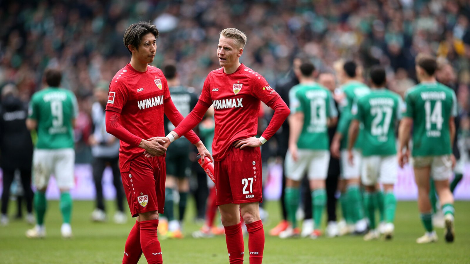 Hiroki Ito und Chris Führich – Enttäuschung nach dem 1:2 des VfB Stuttgart beim SV Werder Bremen.Foto: /