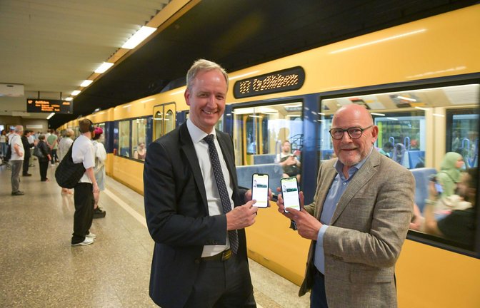 Verkehrsminister Winfried Herrmann (rechts) und SSB-Vorstand Mario Laube präsentieren eine neu App, die das Nutzen der ÖPNV erleichtern soll.<span class='image-autor'>Foto: LICHTGUT/Max Kovalenko</span>