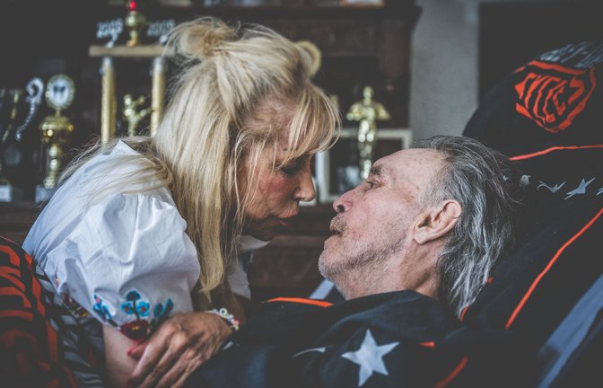 Maria Weller hat die Öffentlichkeit   stets auf dem Laufenden über den Gesundheitszustand ihres Mannes gehalten – bis zum Schluss, als es ihm immer schlechter ging.<span class='image-autor'>Foto: Andreas Reiner</span>