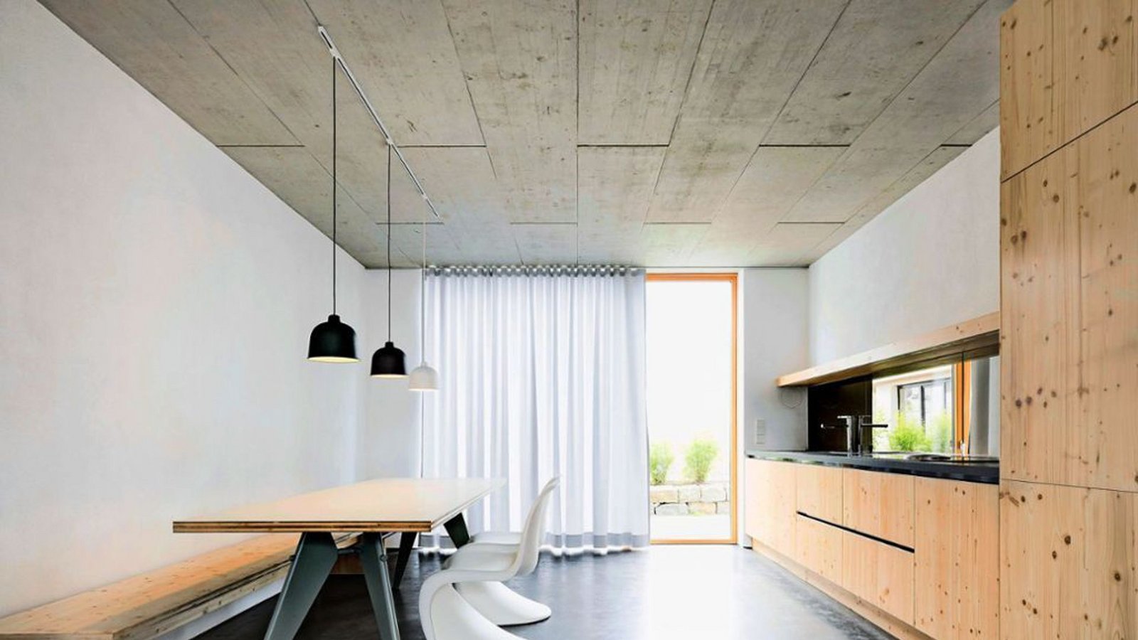 Küchen- Wohnraum im Erdgeschoss mit Ausgang zur Terrasse. Beton, Estrich und helles Holz entsprechen dem äußeren industriellen Look des Hauses. Die Küche wurde von den Architekten Birk Heilmeyer und Frenzel Architekten in Stuttgart entworfen.Foto: Brigida González/Birk Heilmeyer und Frenzel Architekten Küchen- Wohnraum im Erdgeschoss mit Ausgang zur Terrasse. Beton, Estrich und helles Holz entsprechen dem äußeren industriellen Look des Hauses. Die Küche wurde von den Architekten Birk Heilmeyer und Frenzel Architekten in Stuttgart entworfen.Foto: Brigida González/Birk Heilmeyer und Frenzel Architekten