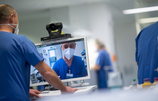 Per Videoschalte können Krankenhausärzte bei Bedarf Spezialisten hinzuziehen.<span class='image-autor'>Foto: picture alliance/dpa/Sebastian Gollnow</span>