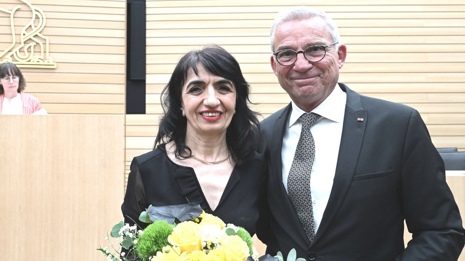Muhterem Aras (Bündnis 90/Die Grünen)gratuliert Thomas Strobl (CDU).Foto: Bernd Weißbrod/dpa Muhterem Aras (Bündnis 90/Die Grünen)gratuliert Thomas Strobl (CDU).Foto: Bernd Weißbrod/dpa