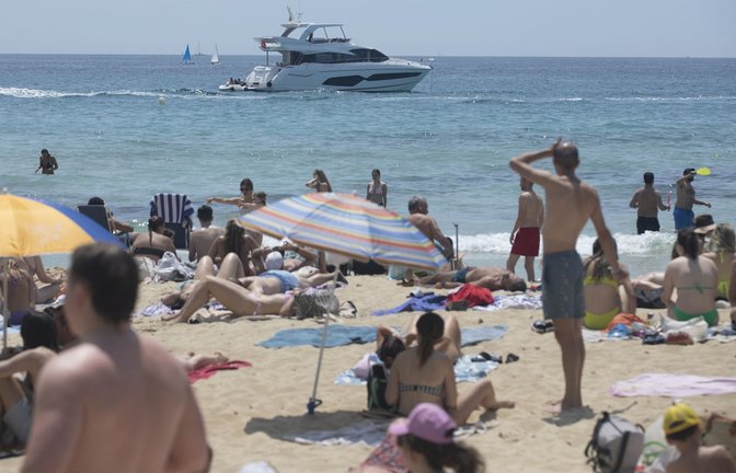 In einigen Bereichen vor der Küste Mallorcas wie vor der kleinen vorgelagerten Insel Dragonera ist die Temperatur im Meer höher ist als die Lufttemperatur.<span class='image-autor'>Foto: Clara Margais/dpa</span>
