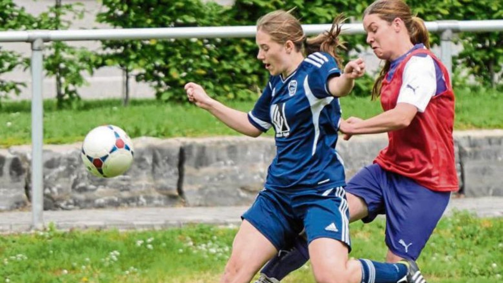Roßwags Lisa Frauer (rechts) im Zweikampf mit Annkatrin Lutz Foto: Leitner Roßwags Lisa Frauer (rechts) im Zweikampf mit Annkatrin Lutz Foto: Leitner
