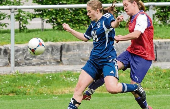 Roßwags Lisa Frauer (rechts) im Zweikampf mit Annkatrin Lutz Foto: Leitner