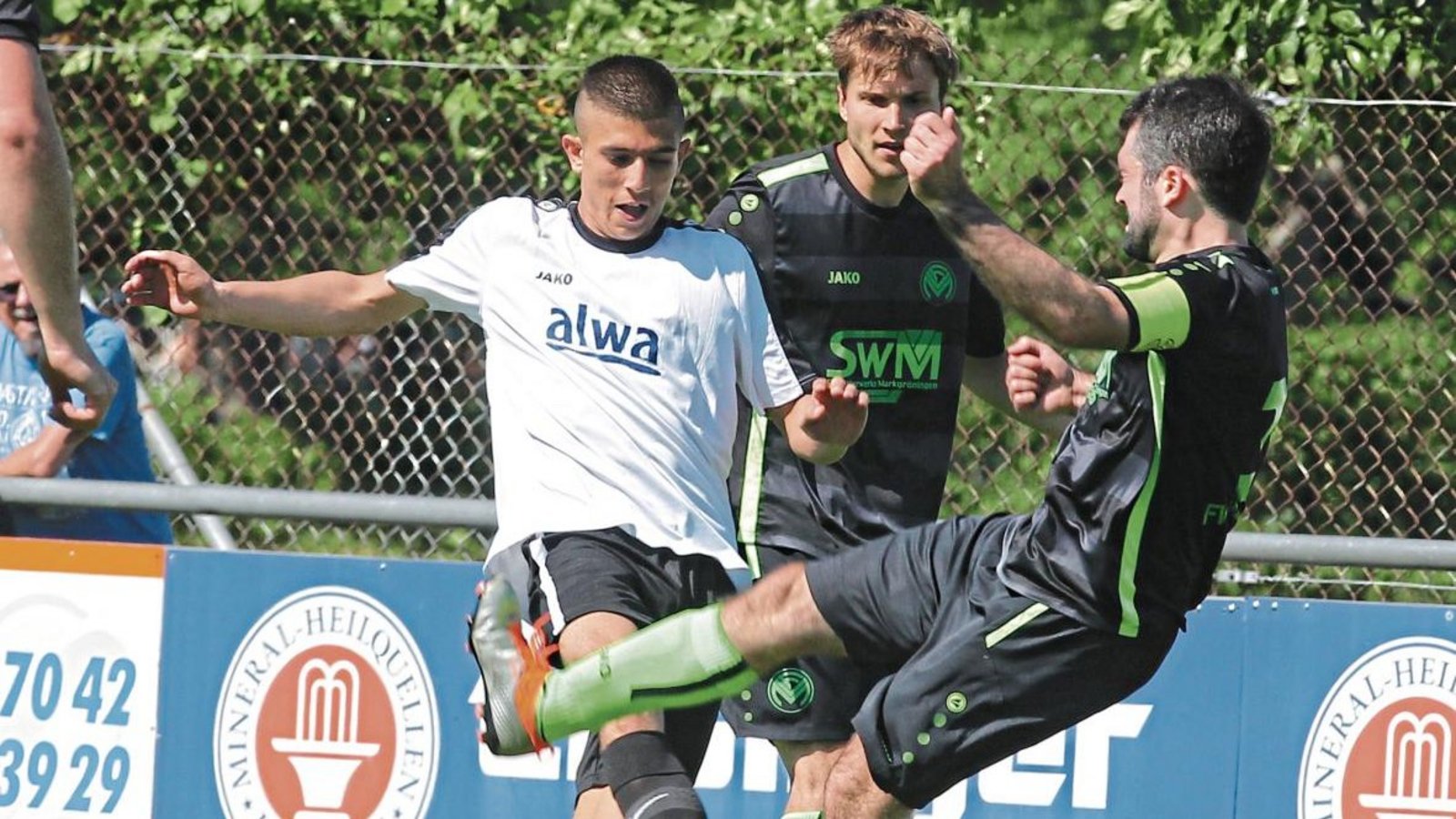 Sersheims Selim Yaman (von links) behauptet den Ball gegen Josua Steffan und Florian Prager, da Letzterer ein Luftloch schlägt. Foto: Nachreiner Sersheims Selim Yaman (von links) behauptet den Ball gegen Josua Steffan und Florian Prager, da Letzterer ein Luftloch schlägt. Foto: Nachreiner