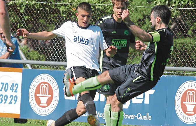 Sersheims Selim Yaman (von links) behauptet den Ball gegen Josua Steffan und Florian Prager, da Letzterer ein Luftloch schlägt. Foto: Nachreiner