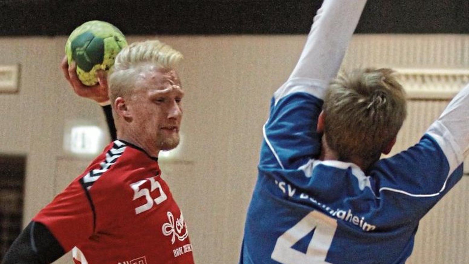 Marco Wuerl (links) zog gegen den TSV Bönnigheim II immer wieder nach innen, traf dort aber meist auf den deutlich größeren Jonathan Dressler im Innenblock der Gäste. Foto: Nachreiner