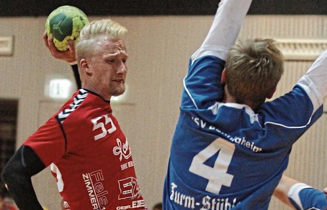 Marco Wuerl (links) zog gegen den TSV Bönnigheim II immer wieder nach innen, traf dort aber meist auf den deutlich größeren Jonathan Dressler im Innenblock der Gäste. Foto: Nachreiner