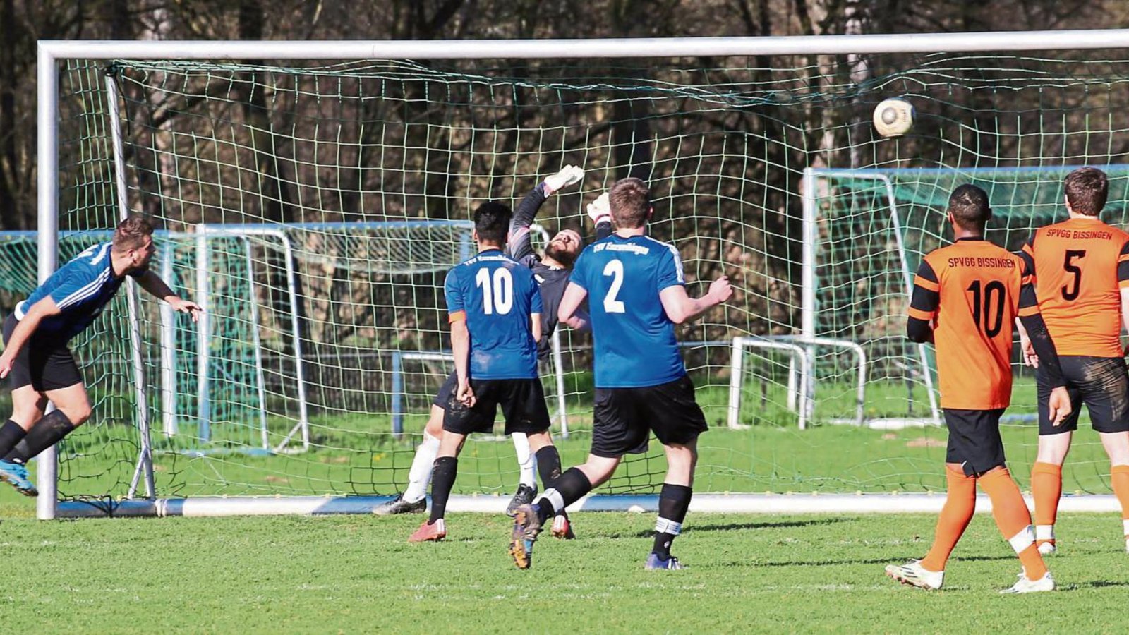 Beim Enzweihinger Torfestival gegen die SpVgg Bissingen trifft Granit Hajdini (links) völlig unbedrängt zum 4:0. Foto: Küppers