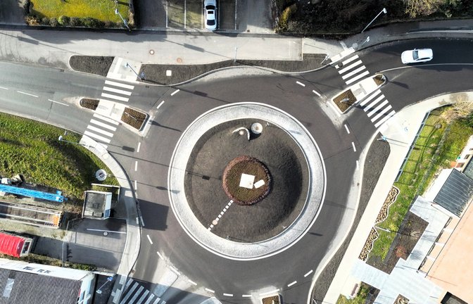 Runde Sache: In Wurmberg, vor der katholischen Kirche St. Michael, ist zwischen Wimsheimer Straße, Uhlandstraße und Hofstättstraße im Zuge der Ortslage-Flurneuordnung ein Kreisverkehr angelegt worden.  <span class='image-autor'>Foto: Küppers</span>