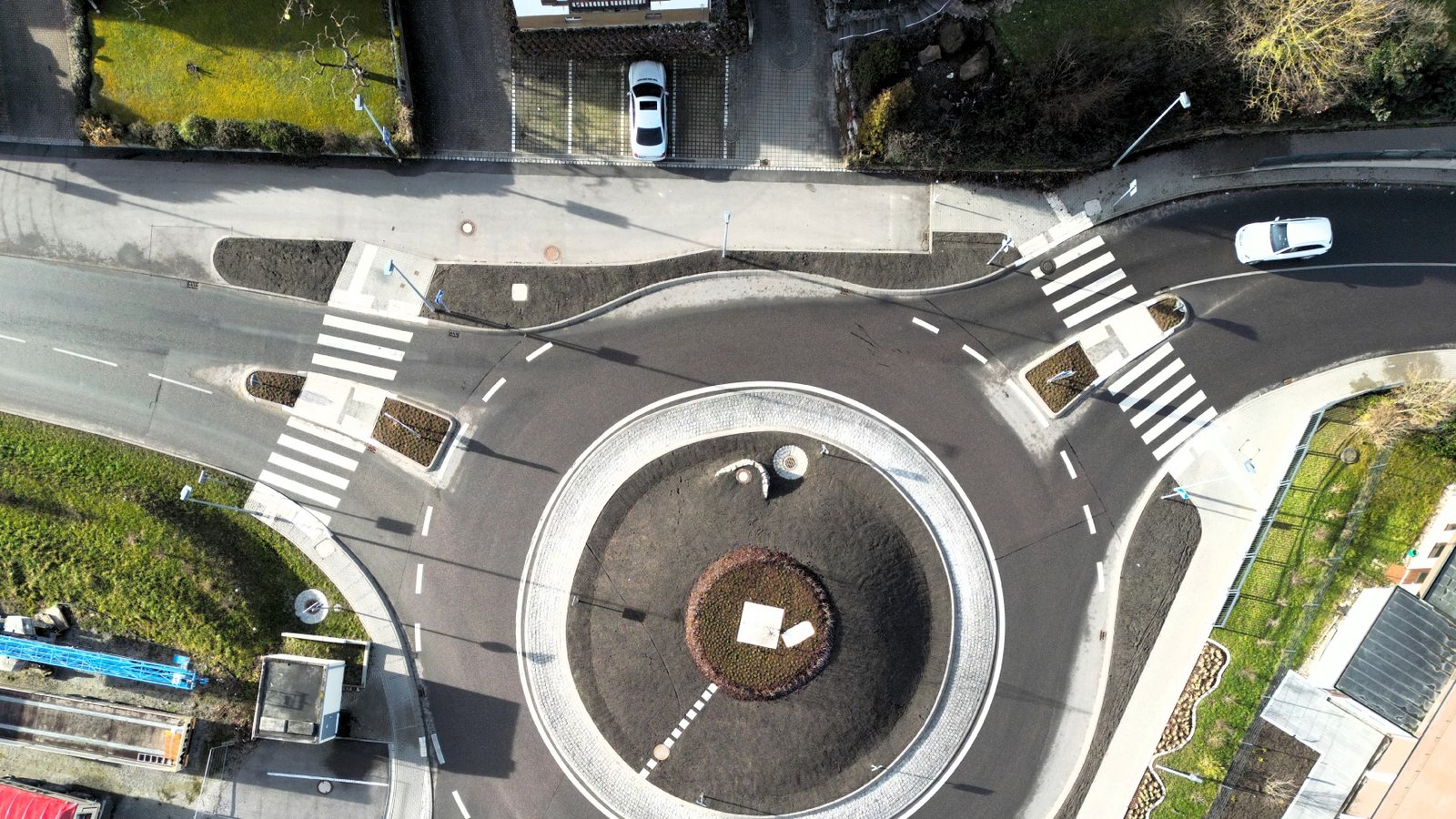 Runde Sache: In Wurmberg, vor der katholischen Kirche St. Michael, ist zwischen Wimsheimer Straße, Uhlandstraße und Hofstättstraße im Zuge der Ortslage-Flurneuordnung ein Kreisverkehr angelegt worden.  Foto: Küppers