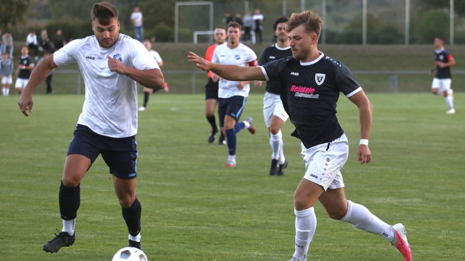 Melvin Schöll vom TSV Merklingen (li.) gegen Matthias Stahl (re.), der für die SpVgg Renningen zum 2:1 traf.Andreas Gorr Melvin Schöll vom TSV Merklingen (li.) gegen Matthias Stahl (re.), der für die SpVgg Renningen zum 2:1 traf.Andreas Gorr