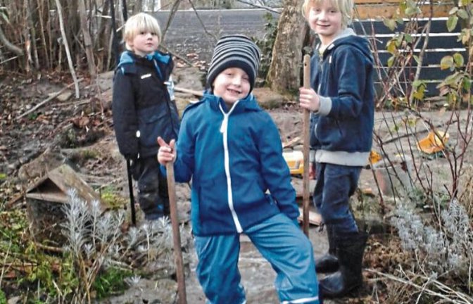 Raus in den Garten – auch ohne Schnee, lautet der Tipp dieser Dreierbande mit Matti, Tom und Finn aus Kleinglattbach.  Foto: p