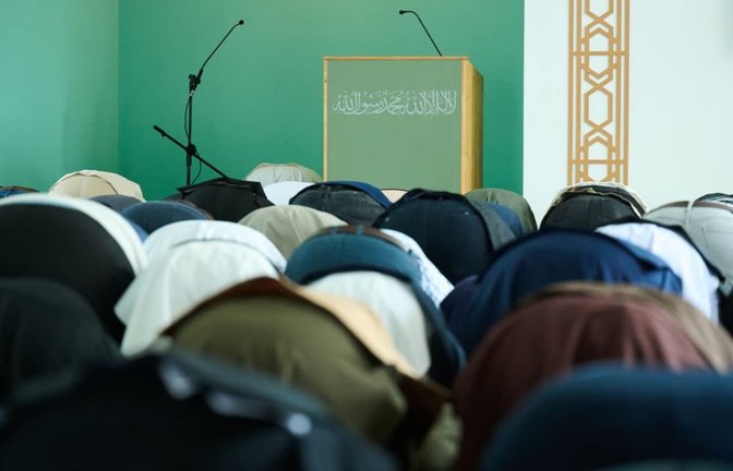 Gebet in einer Moschee (Symbolbild): Wer in so einem Gotteshaus lehrt, wird unter Umständen kritisch hinterfragt.<span class='image-autor'>Annette Riedl/dpa</span>