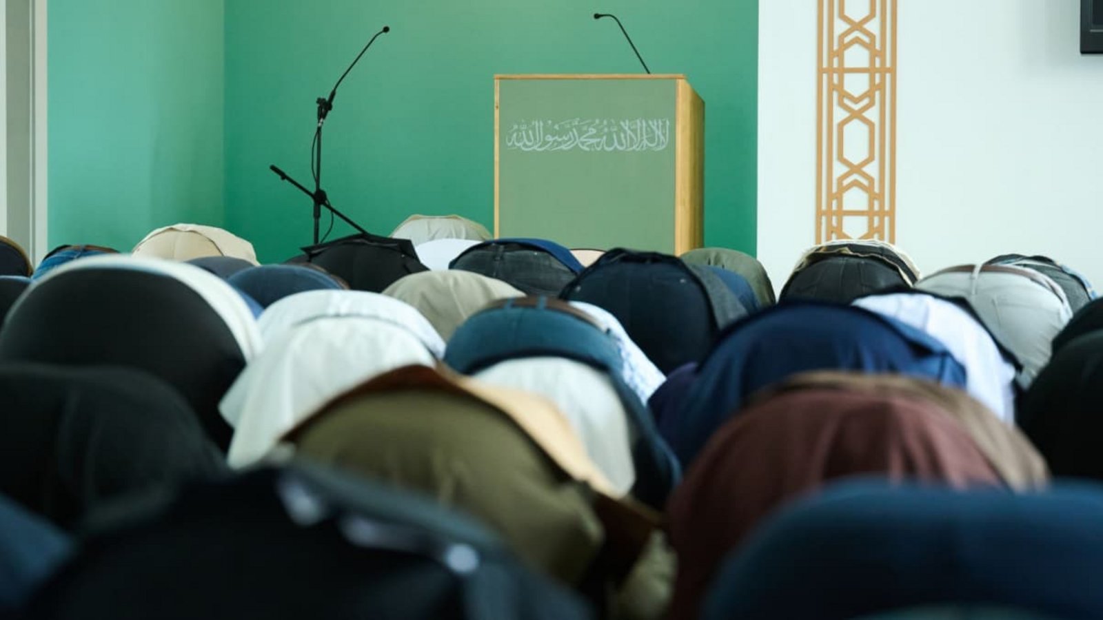 Gebet in einer Moschee (Symbolbild): Wer in so einem Gotteshaus lehrt, wird unter Umständen kritisch hinterfragt.Annette Riedl/dpa Gebet in einer Moschee (Symbolbild): Wer in so einem Gotteshaus lehrt, wird unter Umständen kritisch hinterfragt.Annette Riedl/dpa