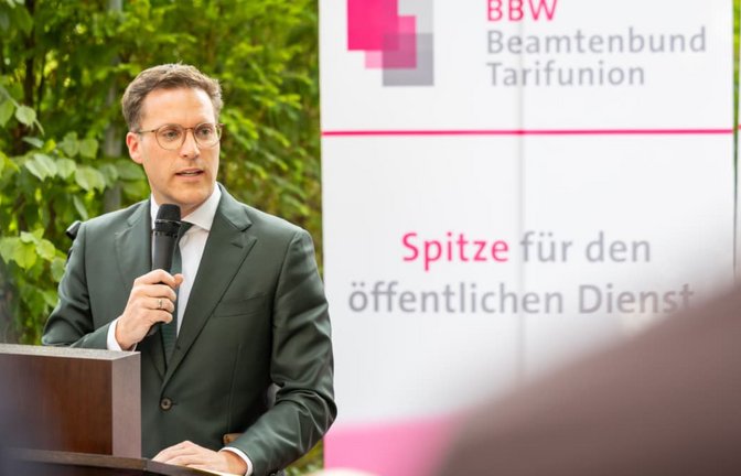 Innenminister Manuel Hagel gibt sich auf der Terrasse des baden-württembergischen Beamtenbundes sehr wohlwollend.<span class='image-autor'>Frank Eppler</span>