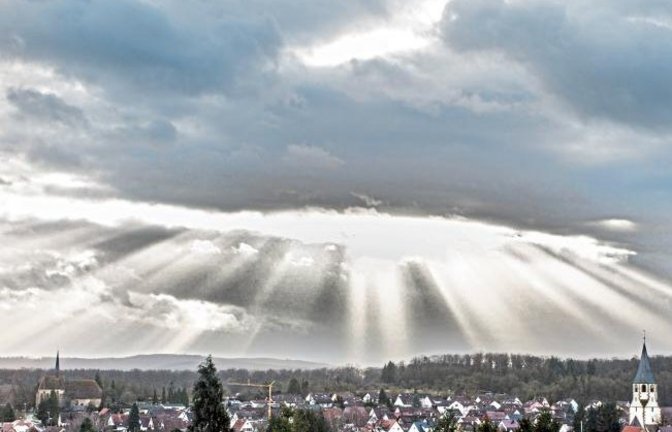 Von den Serpentinen der Zaisersweiherer Straße aus gesehen hat sich unserem Leser Arnd Waidelich am Wochenende dieser sehenswerte Anblick auf Lienzingen ergeben..