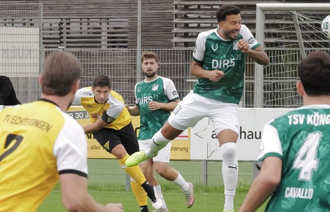 Es ist ganz schön was los beim Spiel zwischen Echterdingen und Köngen. Hier versucht es Köngens Spielertrainer Domenic Brück per Kopf.<span class='image-autor'>Günter E. Bergmann</span>
