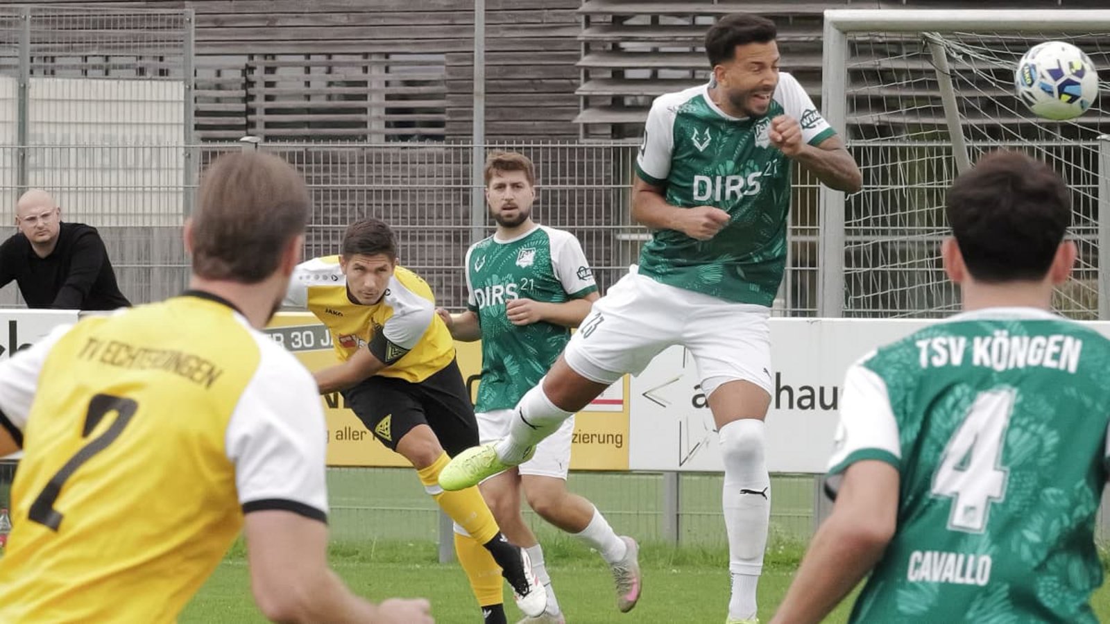 Es ist ganz schön was los beim Spiel zwischen Echterdingen und Köngen. Hier versucht es Köngens Spielertrainer Domenic Brück per Kopf.Günter E. Bergmann Es ist ganz schön was los beim Spiel zwischen Echterdingen und Köngen. Hier versucht es Köngens Spielertrainer Domenic Brück per Kopf.Günter E. Bergmann