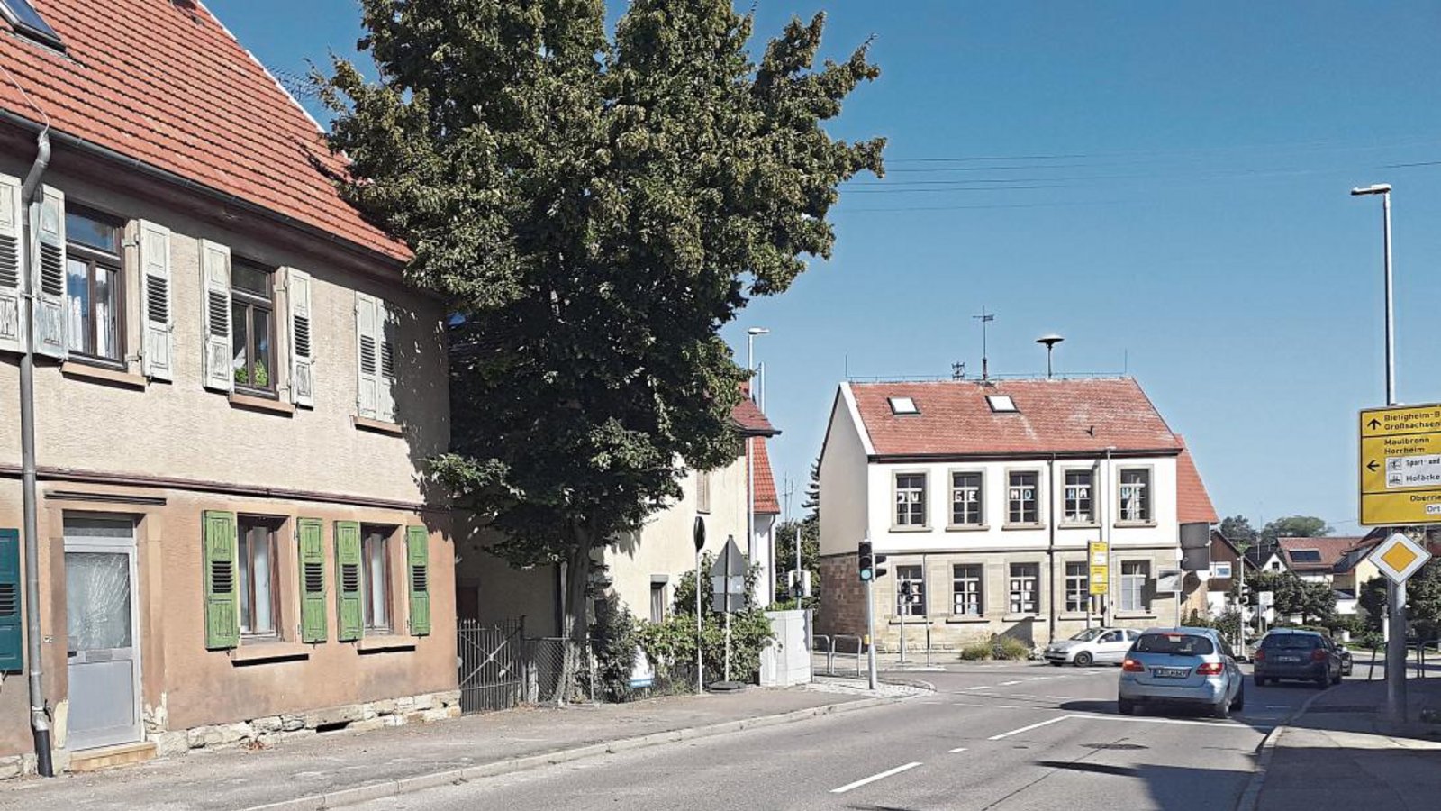 Die Kreuzung der Vaihinger mit der Horrheimer und der Sedanstraße in Sersheim soll künftig ihr Gesicht verändern. Geplant sind ein Kreisverkehr und Mehrfamilienhäuser.  Foto: Glemser