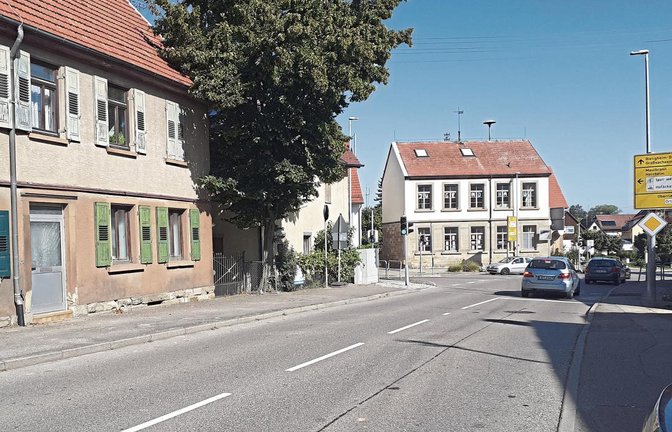 Die Kreuzung der Vaihinger mit der Horrheimer und der Sedanstraße in Sersheim soll künftig ihr Gesicht verändern. Geplant sind ein Kreisverkehr und Mehrfamilienhäuser.  Foto: Glemser