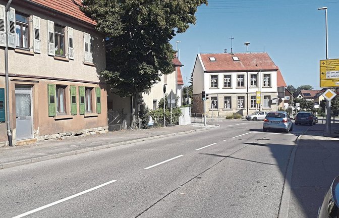 Die Kreuzung der Vaihinger mit der Horrheimer und der Sedanstraße in Sersheim soll künftig ihr Gesicht verändern. Geplant sind ein Kreisverkehr und Mehrfamilienhäuser.  Foto: Glemser