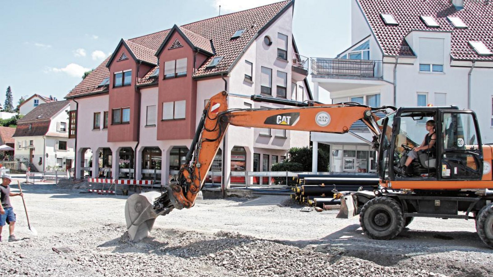 Die Baugrube wird für die Zeit der Sommerpause zugeschüttet. Beendet sind die Arbeiten aber noch nicht. Fotos: Banholzer Die Baugrube wird für die Zeit der Sommerpause zugeschüttet. Beendet sind die Arbeiten aber noch nicht. Fotos: Banholzer
