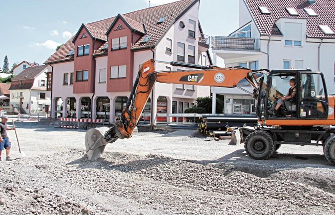 Die Baugrube wird für die Zeit der Sommerpause zugeschüttet. Beendet sind die Arbeiten aber noch nicht.  Fotos: Banholzer