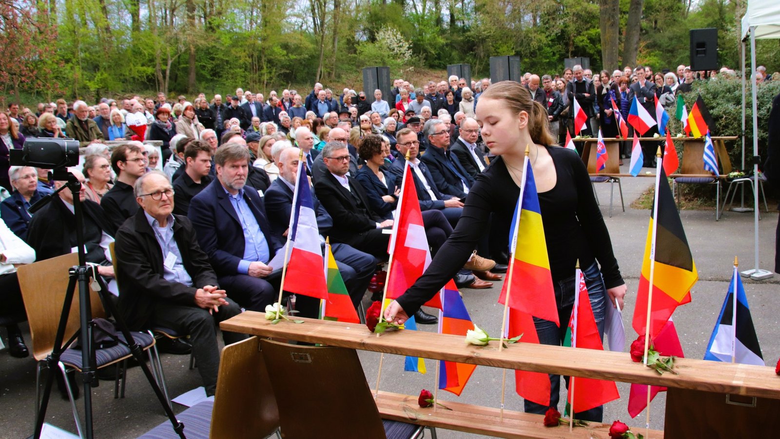 Gedenkfeier zum 80. Jahrestag der Befreiung des KZ Vaihingen: Blumen für die Opfer aus insgesamt 25 Nationen.  Fotos: Arning