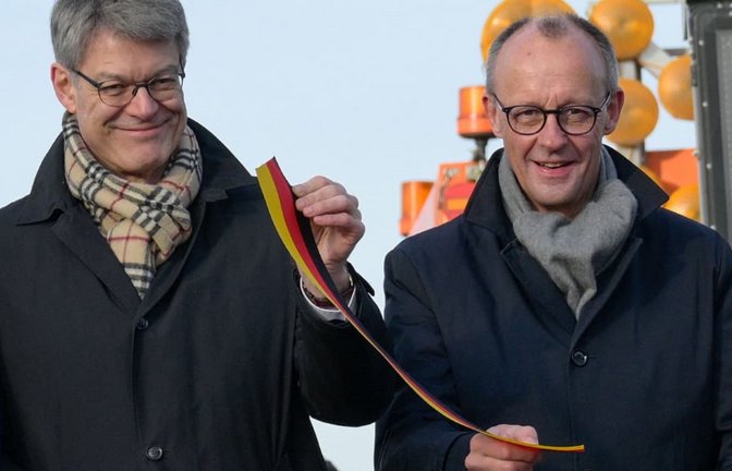 Hier war noch alles in Ordnung: Bundesverkehrsminister Patrick Schnieder und Kanzler Friedrich Merz<span class='image-autor'>Sascha Schürmann/AFP</span>